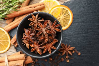 Farklı baharatlar, taze biberiye ve sıcak şarap için kuru portakal dilimleri. Metin için boşluk