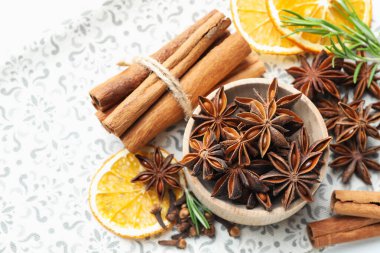 Farklı baharatlar, kuru portakal dilimleri ve masada sıcak şarap için taze biberiye. Metin için boşluk