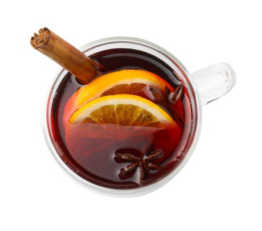 Baharatlı lezzetli şarap ve cam bardakta portakal dilimleri beyaz, üst manzara izole edilmiş.