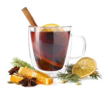 Cam bardakta baharatlı sıcak şarap, portakal dilimleri ve beyaz üzerine izole edilmiş köknar dalları.