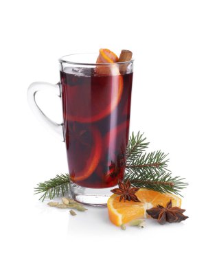 Lezzetli sıcak şarap, köknar ağacı dalı, portakal dilimi ve beyaz üzerine izole edilmiş anason.