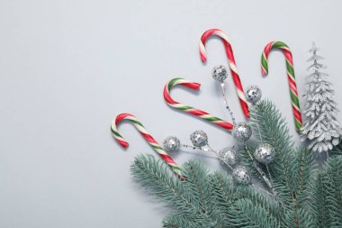 Hafif arka planda şeker kamışları olan düz kompozisyon, metin için boşluk. Noel hediyesi