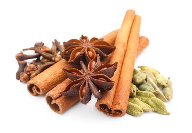 Sıcak şarap baharatları. Tarçın çubukları, anason yıldızları, kardamon tohumları ve karanfiller beyaz üzerine izole edilmiş.