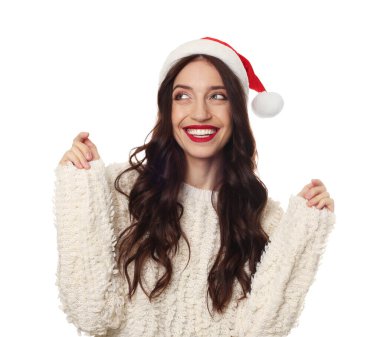 Beyaz arka planda Noel Baba şapkalı mutlu kadın. Noel sezonu