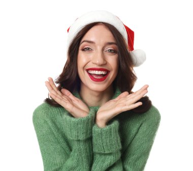 Beyaz arka planda Noel Baba şapkalı çekici bir kadın portresi. Noel sezonu