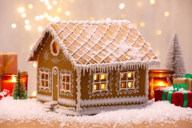 Güzel zencefilli kurabiye evi ve Noel dekoru bulanık ışıklara karşı, yakın plan