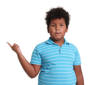 beyaz zemin üzerinde şirin küçük çocuk portresi