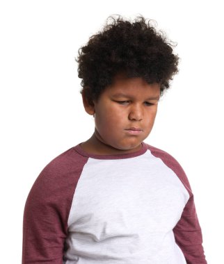 beyaz zemin üzerinde şirin küçük çocuk portresi