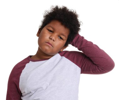 beyaz zemin üzerinde şirin küçük çocuk portresi