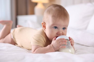 Evde şişeyle beslenen tatlı bir bebek.