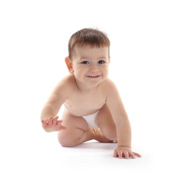 Beyaz arka plan üzerinde sürünerek şirin bebek