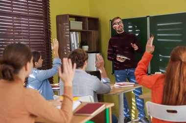 Sınıfta ders sırasında öğretmen ve öğrenciler