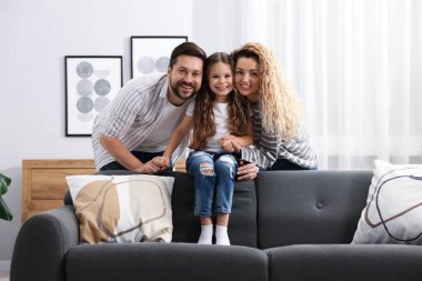 Mutlu ebeveynler ve kızları evde. Aile bağı