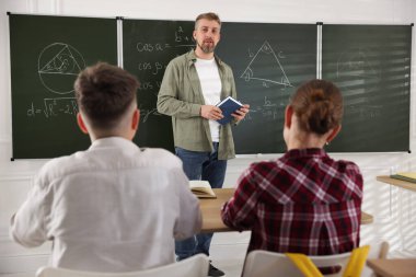 Sınıfta ders sırasında öğretmen ve öğrenciler