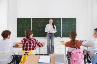 Sınıfta ders sırasında öğretmen ve öğrenciler