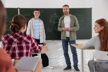 Sınıfta ders sırasında öğretmen ve öğrenciler