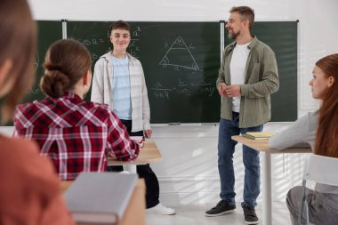 Sınıfta ders sırasında öğretmen ve öğrenciler