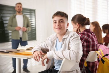 Sınıfta ders sırasında öğretmen ve öğrenciler, seçici odaklanma