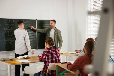 Sınıfta ders sırasında öğretmen ve öğrenciler