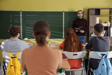 Sınıfta ders sırasında öğretmen ve öğrenciler