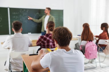 Sınıfta ders sırasında öğretmen ve öğrenciler, seçici odaklanma