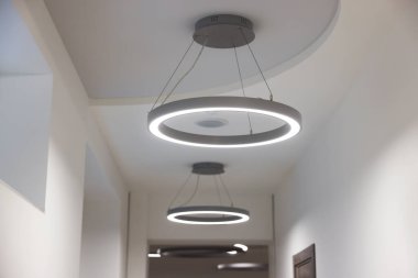 Beyaz tavandaki aydınlatma lambaları, yakın plan.