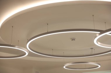 Beyaz tavandaki aydınlatma lambaları, yakın plan.