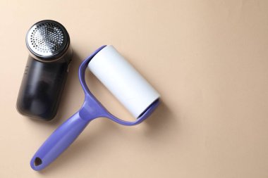 Bej arka planda pamuk tutacağı ve kumaş traş makinesi, düz konum. Metin için boşluk