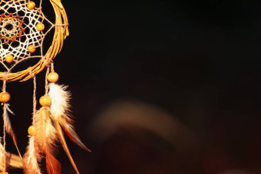 Şamanizm. Dışarıda asılı güzel bir düş kapanı, yakın plan. Metin için boşluk
