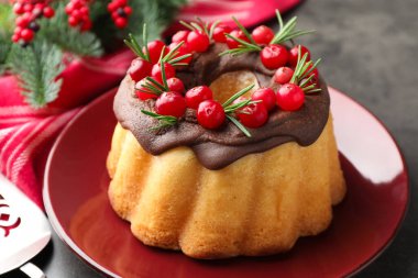 Yaban mersinli kek ve gri masada Noel süsü, yakın plan.