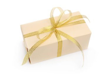 Beyaz kurdeleli bir hediye kutusu.