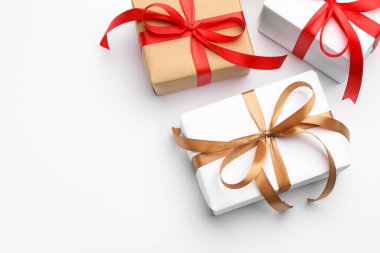 Beyaz arka planda güzel hediye kutuları, düz yatış. Metin için boşluk