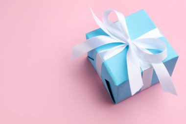 Pembe arka planda güzel bir hediye kutusu, yakın plan. Metin için boşluk