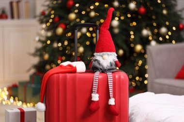 Noel tatili. İçinde Noel Baba şapkası ve cüce olan bavul, yakın plan.