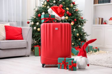 Noel tatili. İçinde Noel Baba şapkası, cüce ve hediye kutuları olan çanta.