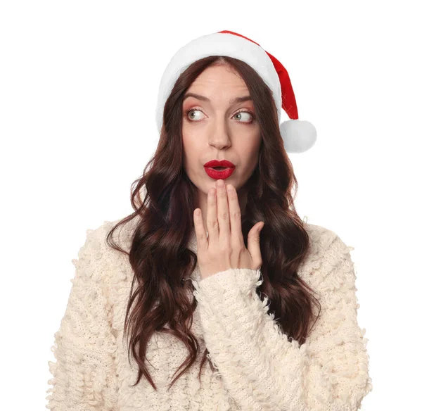 Beyaz arka planda Noel Baba şapkası olan sürpriz bir kadın. Noel sezonu