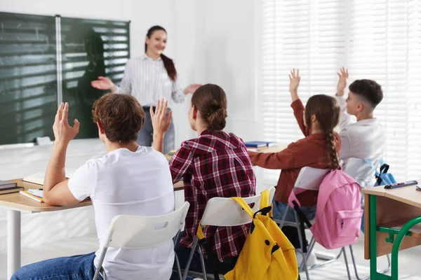 Sınıfta ders sırasında öğretmen ve öğrenciler, seçici odaklanma