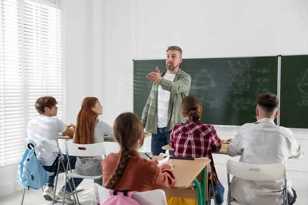 Sınıfta ders sırasında öğretmen ve öğrenciler