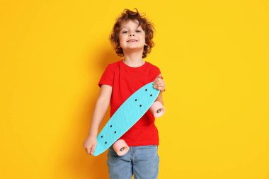 Turuncu arka planda bozuk para tahtası olan şirin bir çocuk.