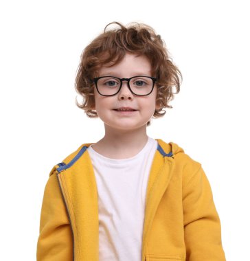 Beyaz arka planda gözlüklü şirin bir çocuk.