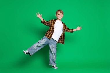 Yeşil arka planda yakışıklı bir çocuğun portresi.