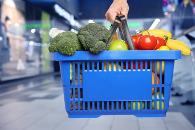 Süpermarkette farklı gıda ürünlerinin olduğu alışveriş sepeti, yakın çekim.