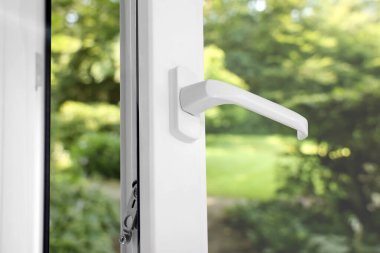 Yeşil bahçe manzaralı pencereyi aç, kapat