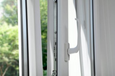 Pencereyi havalandırma için aç, kapat. Camdan güzel manzara