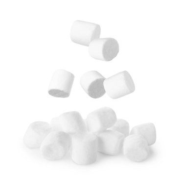 Beyaz arkaplandaki yığına düşen taze mallar