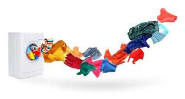 Çamaşır makinesi ve beyaz arka planda uçan çamaşırlar.