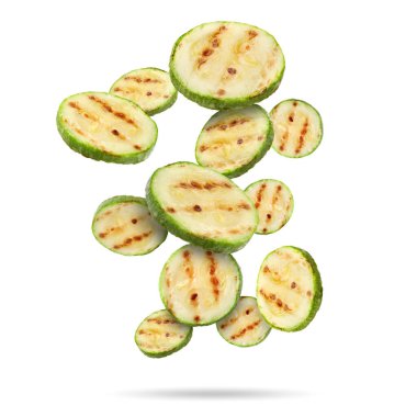 Izgara kabak parçaları beyaz arka plana düşüyor.