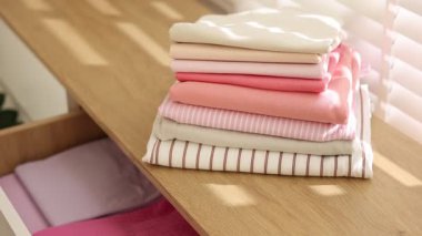 Kadın giysileri kapalı dolaba koyuyor, yakın plan.