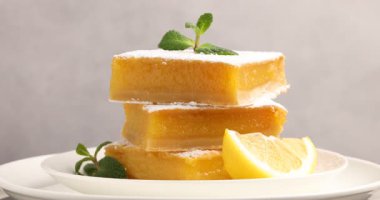 Tabağında nane olan lezzetli limonlu gofretler, yakın plan.