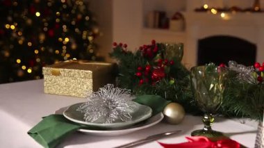 Kutlama masası dekorasyonu, kapalı mekanlar, yakın çekim. Kamera ileri gidiyor